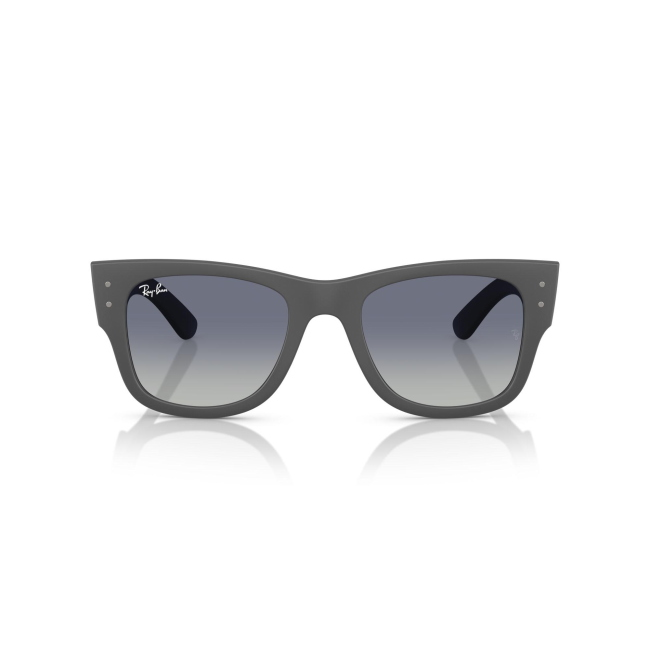 Ray-Ban RB 4840-S MEGA WAYFARER LITEFORCE col. 6017/4L è un occhiale da sole in acetato grigio satinato e calibro 50.