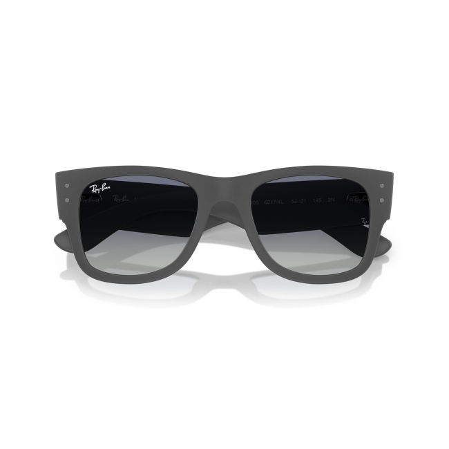 Ray-Ban RB 4840-S MEGA WAYFARER LITEFORCE col. 6017/4L è un occhiale da sole in acetato grigio satinato e calibro 50.