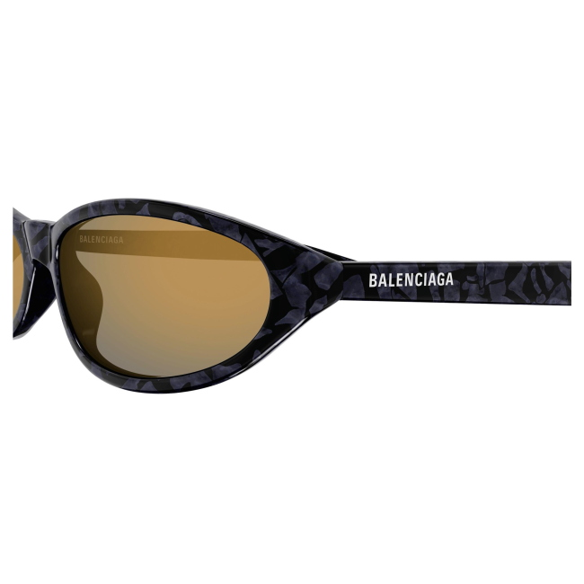 Balenciaga BB0007S col. 010 è un occhiale da sole in acetato nero lucido e calibro 59.