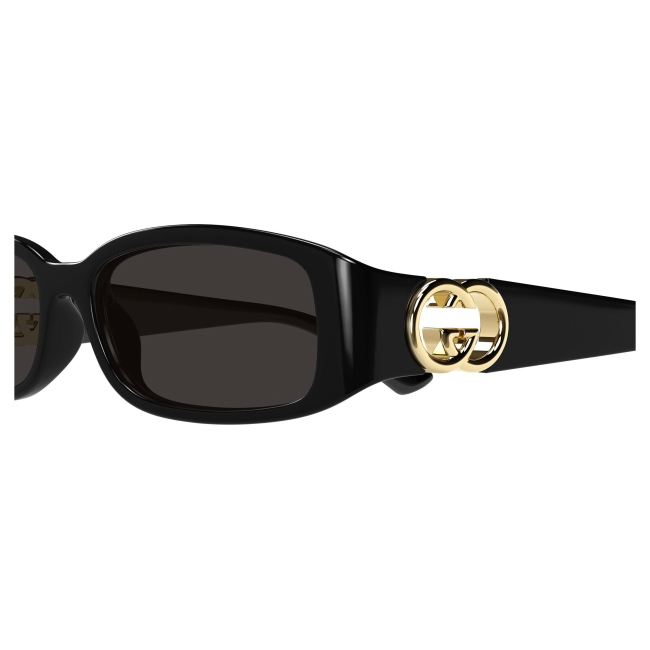 Gucci GG 1661 S col. 001 è un occhiale da sole da donna in acetato nero lucido e calibro 54.