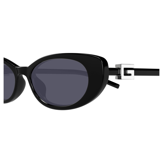 Gucci GG 1680 S col. 001 è un occhiale da sole in acetato nero lucido e calibro 52.