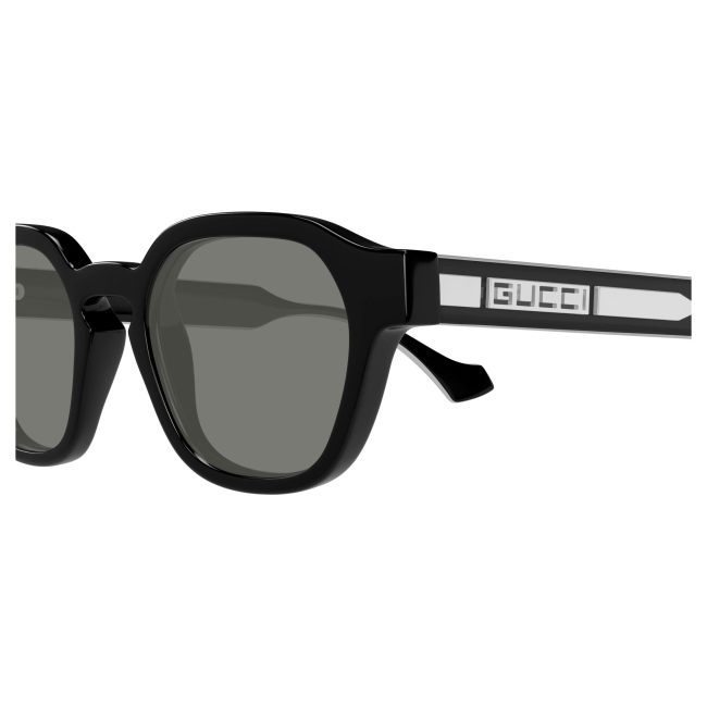 Gucci GG 1730 S col. 001 è un occhiale da sole da uomo in acetato nero lucido e calibro 50.