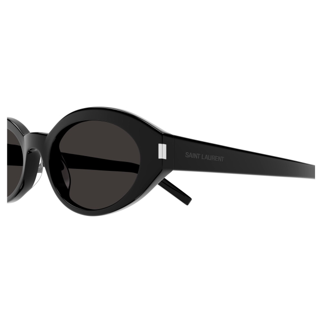 Saint Laurent SL 567 col. 001 è un occhiale da sole da donna in acetato nero lucido e calibro 51.