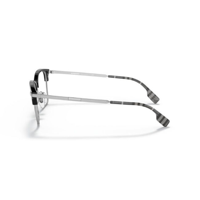 Burberry BE 2359 PEARCE col. 3001 è una montatura da vista da uomo in metallo argento, dalla forma squadrata e calibro 53.