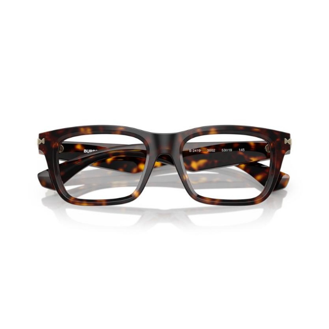 Burberry BE 2419 col. 3002 è una montatura da vista da uomo in acetato marrone tartarugato, dalla forma rettangolare e calibro 53.