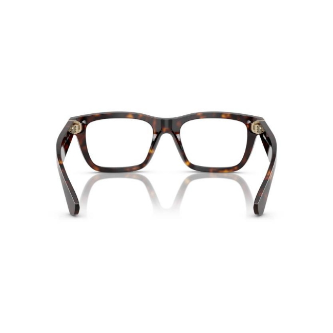 Burberry BE 2419 col. 3002 è una montatura da vista da uomo in acetato marrone tartarugato, dalla forma rettangolare e calibro 53.