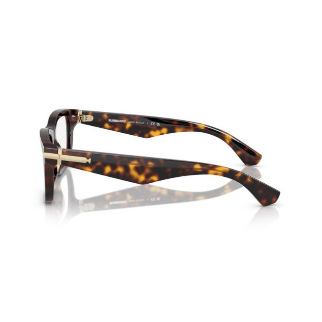 Burberry BE 2419 col. 3002 è una montatura da vista da uomo in acetato marrone tartarugato, dalla forma rettangolare e calibro 53.