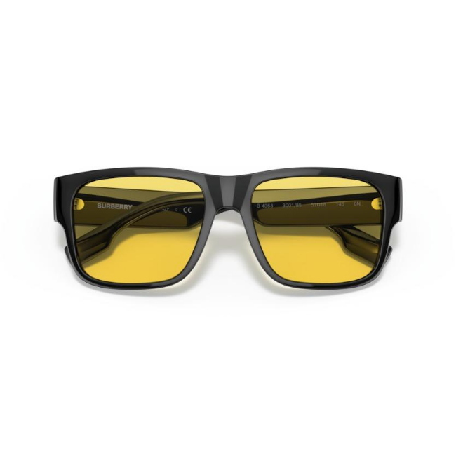 Burberry BE 4358 KNIGHT col. 300185 è un occhiale da sole da uomo in acetato nero lucido, dalla forma squadrata e calibro 57.