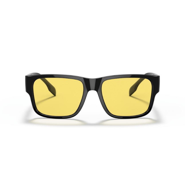 Burberry BE 4358 KNIGHT col. 300185 è un occhiale da sole da uomo in acetato nero lucido, dalla forma squadrata e calibro 57.