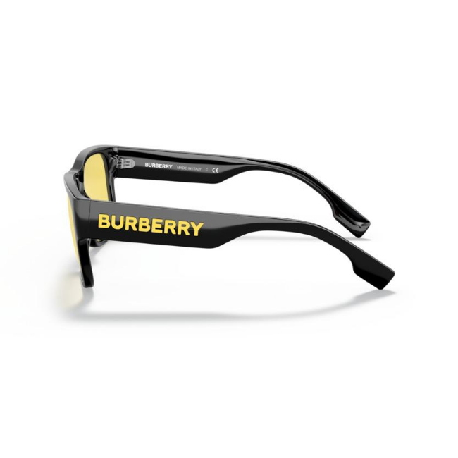 Burberry BE 4358 KNIGHT col. 300185 è un occhiale da sole da uomo in acetato nero lucido, dalla forma squadrata e calibro 57.
