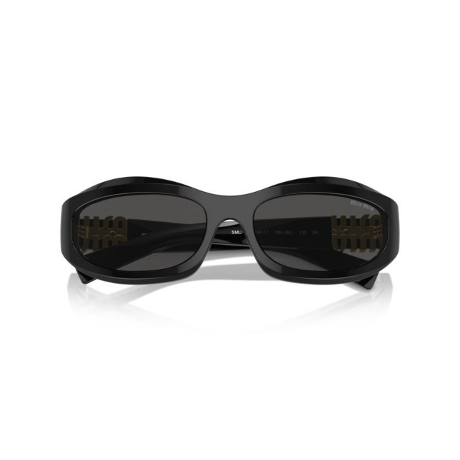 Miu Miu SMU 14Z col. 16K-08Z è un occhiale da sole da donna in acetato nero lucido, dalla forma irregolare e calibro 59.