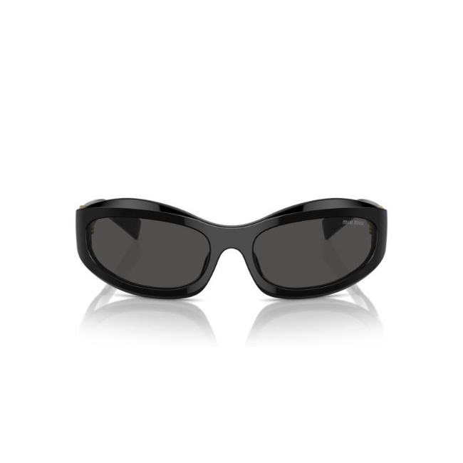 Miu Miu SMU 14Z col. 16K-08Z è un occhiale da sole da donna in acetato nero lucido, dalla forma irregolare e calibro 59.
