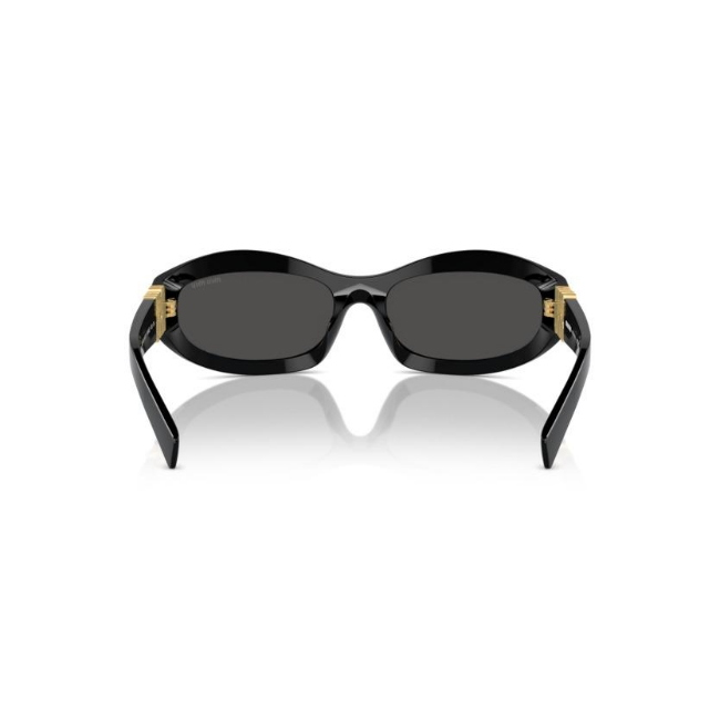Miu Miu SMU 14Z col. 16K-08Z è un occhiale da sole da donna in acetato nero lucido, dalla forma irregolare e calibro 59.