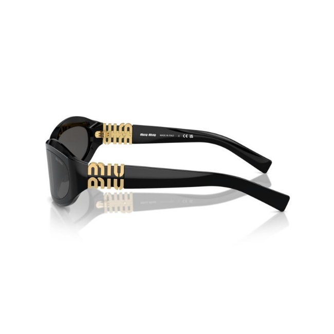 Miu Miu SMU 14Z col. 16K-08Z è un occhiale da sole da donna in acetato nero lucido, dalla forma irregolare e calibro 59.