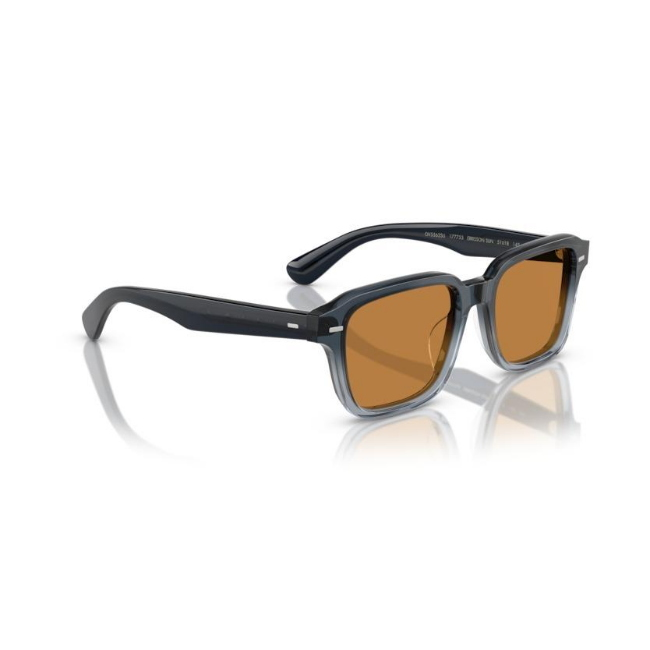 Oliver Peoples OV 5562SU col. 177753 è un occhiale da sole da donna in acetato nero sfumato trasparente, dalla forma pillow e calibro 51.