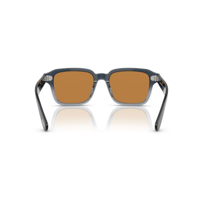 Oliver Peoples OV 5562SU col. 177753 è un occhiale da sole da donna in acetato nero sfumato trasparente, dalla forma pillow e calibro 51.