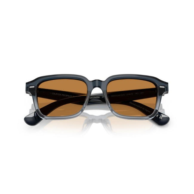 Oliver Peoples OV 5562SU col. 177753 è un occhiale da sole da donna in acetato nero sfumato trasparente, dalla forma pillow e calibro 51.