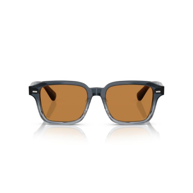 Oliver Peoples OV 5562SU col. 177753 è un occhiale da sole da donna in acetato nero sfumato trasparente, dalla forma pillow e calibro 51.