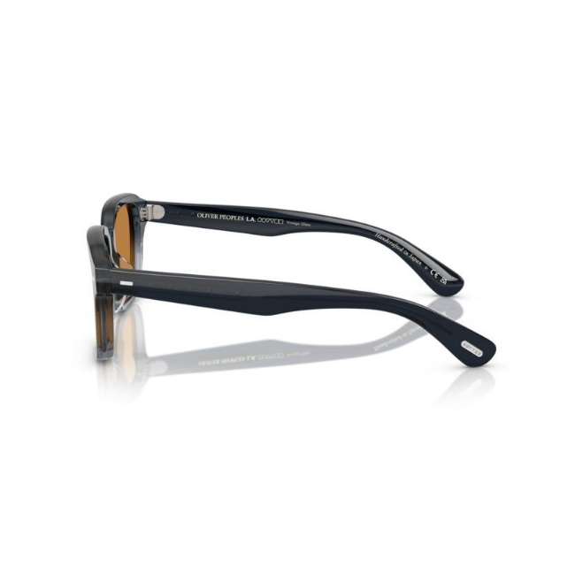 Oliver Peoples OV 5562SU col. 177753 è un occhiale da sole da donna in acetato nero sfumato trasparente, dalla forma pillow e calibro 51.