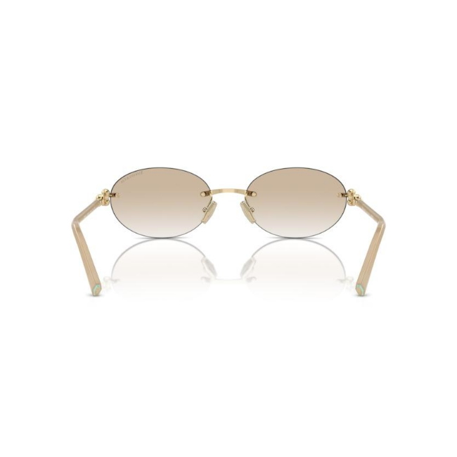 Tiffany & Co. TF 3104D col. 617811 è un occhiale da sole da donna in acetato rosa, dalla forma ovale e calibro 56.