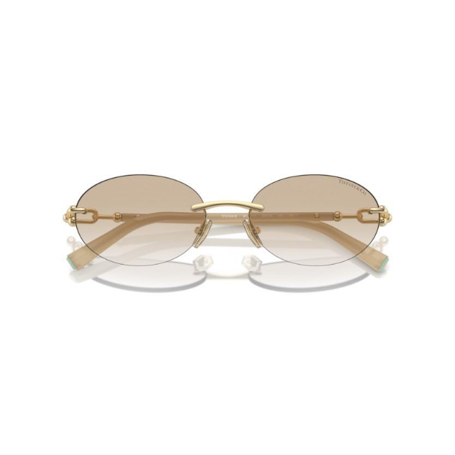 Tiffany & Co. TF 3104D col. 617811 è un occhiale da sole da donna in acetato rosa, dalla forma ovale e calibro 56.
