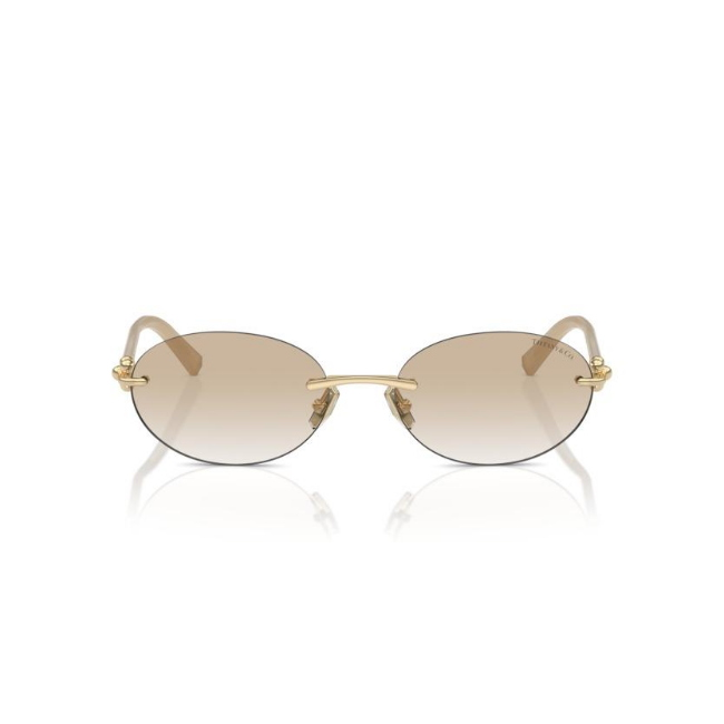 Tiffany & Co. TF 3104D col. 617811 è un occhiale da sole da donna in acetato rosa, dalla forma ovale e calibro 56.
