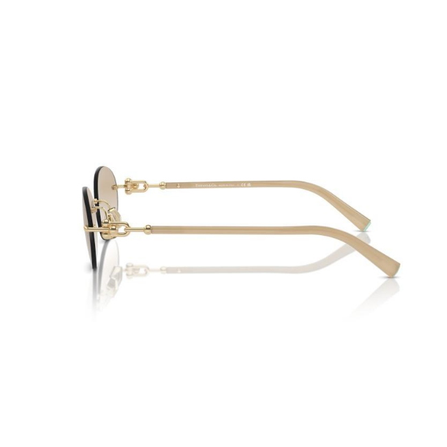 Tiffany & Co. TF 3104D col. 617811 è un occhiale da sole da donna in acetato rosa, dalla forma ovale e calibro 56.