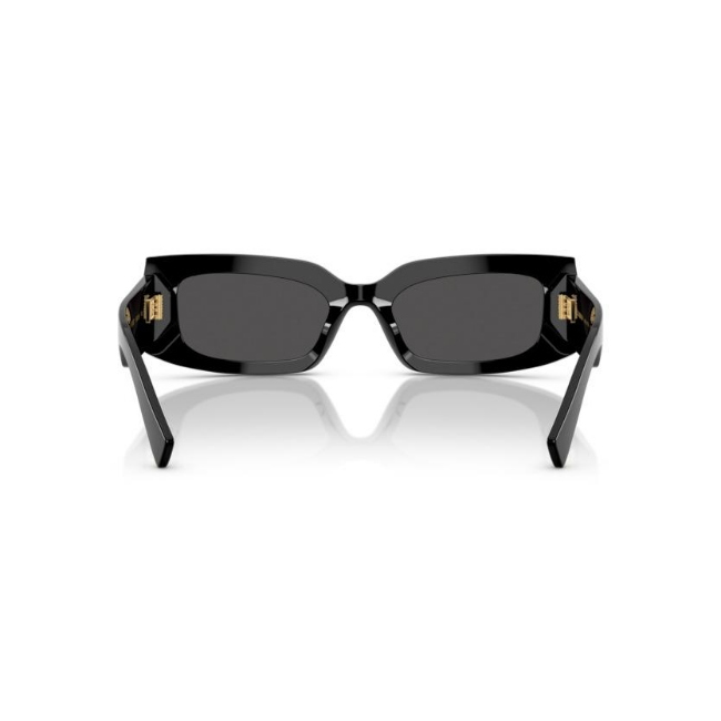 Dolce & Gabbana DG 4479 col. 501/87 è un occhiale da sole da donna in acetato nero lucido, dalla forma rettangolare e calibro 55.