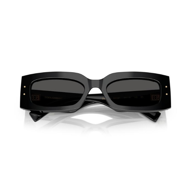 Dolce & Gabbana DG 4479 col. 501/87 è un occhiale da sole da donna in acetato nero lucido, dalla forma rettangolare e calibro 55.