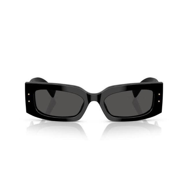 Dolce & Gabbana DG 4479 col. 501/87 è un occhiale da sole da donna in acetato nero lucido, dalla forma rettangolare e calibro 55.