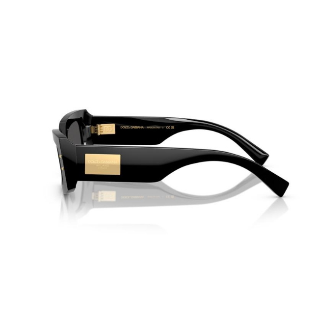 Dolce & Gabbana DG 4479 col. 501/87 è un occhiale da sole da donna in acetato nero lucido, dalla forma rettangolare e calibro 55.