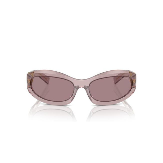 Miu Miu SMU 14Z col. 12W-20I è un occhiale da sole da donna in acetato rosa trasparente, dalla forma irregolare e calibro 59.
