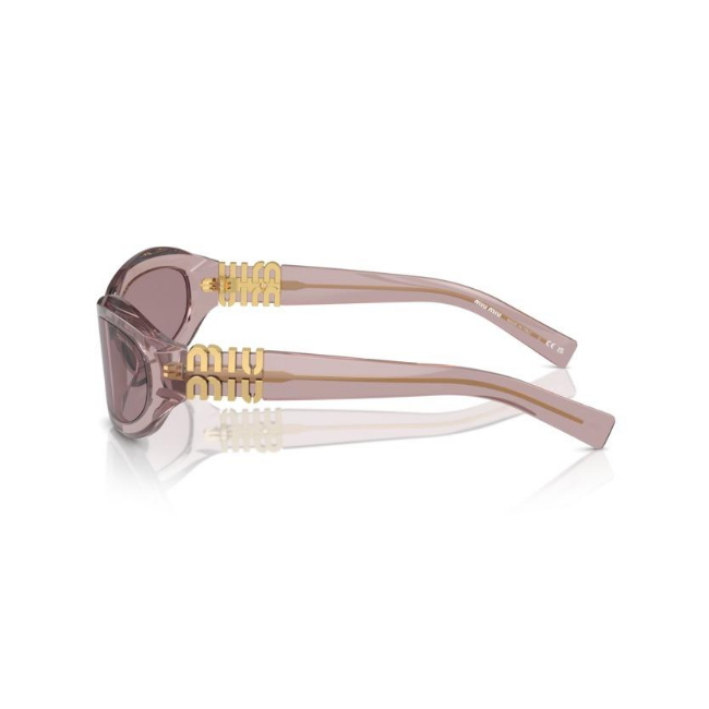 Miu Miu SMU 14Z col. 12W-20I è un occhiale da sole da donna in acetato rosa trasparente, dalla forma irregolare e calibro 59.