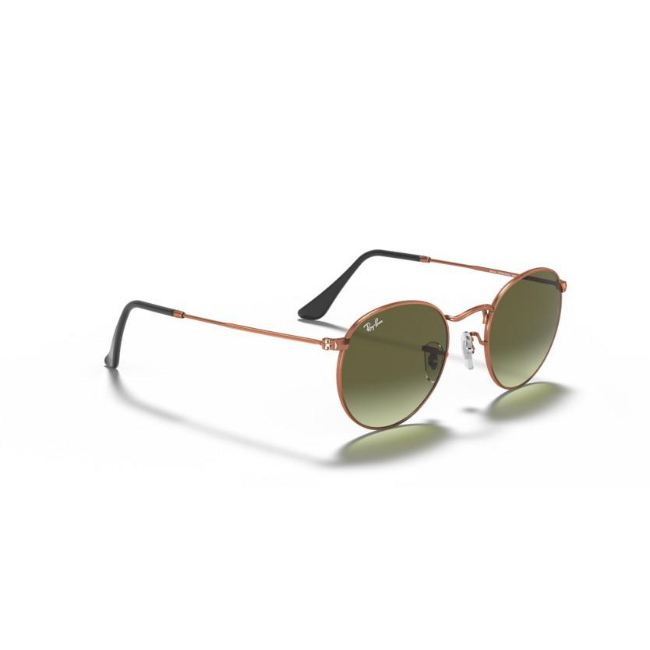 Ray-Ban 3447 SOLE col. 9002A6 è un occhiale da sole in metallo e calibro 50.