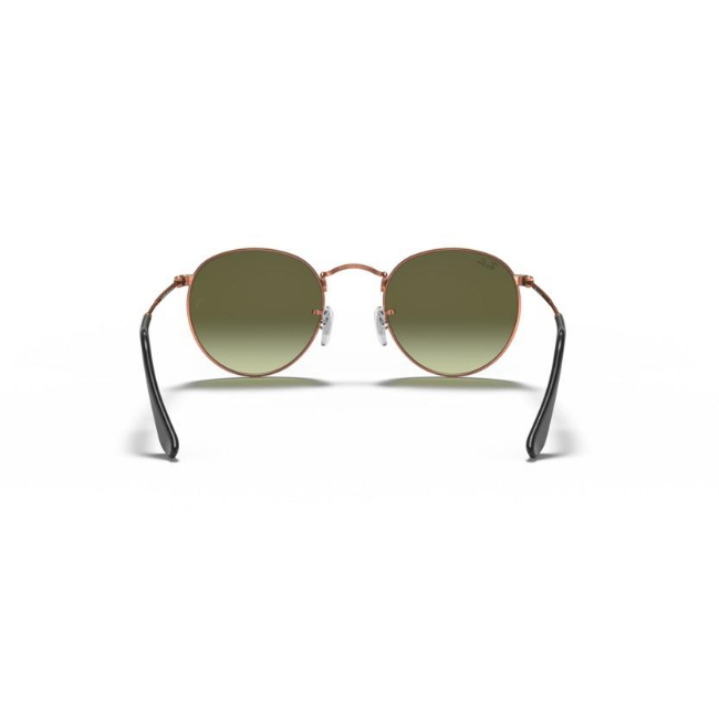 Ray-Ban 3447 SOLE col. 9002A6 è un occhiale da sole in metallo e calibro 50.