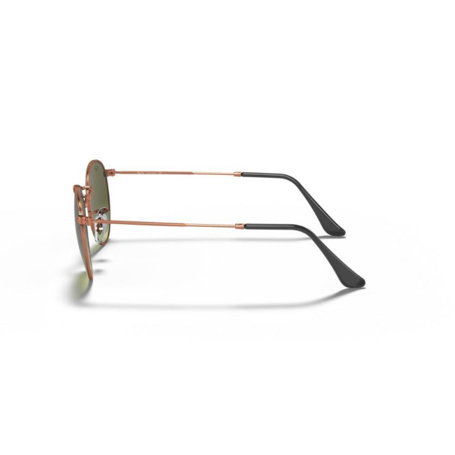 Ray-Ban 3447 SOLE col. 9002A6 è un occhiale da sole in metallo e calibro 50.