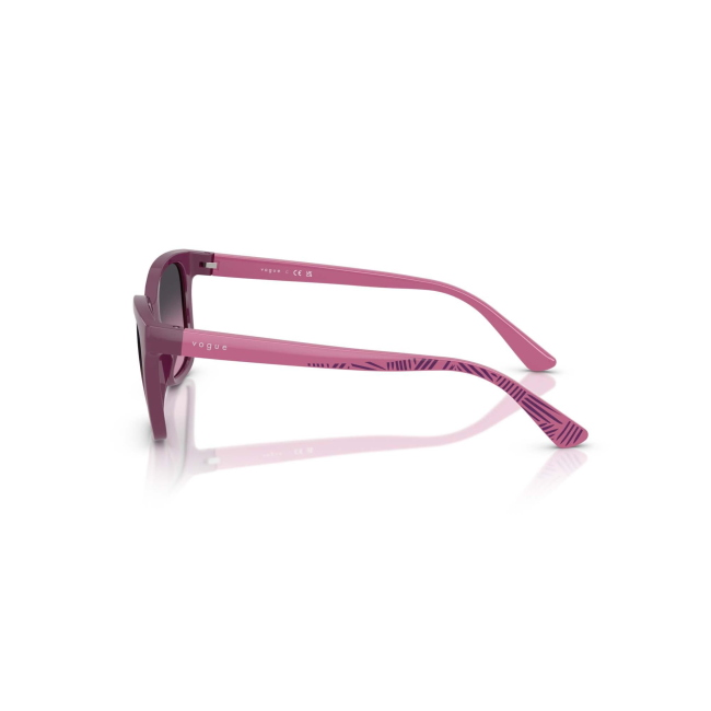 Vogue Kids VJ 2027 col. 3213/4Q è un occhiale da sole in acetato viola scuro e chiaro e calibro 49.