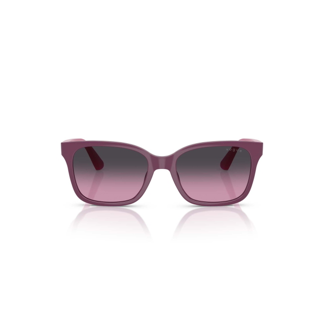 Vogue Kids VJ 2027 col. 3213/4Q è un occhiale da sole in acetato viola scuro e chiaro e calibro 49.