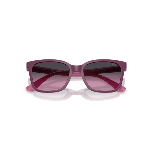 Vogue Kids VJ 2027 col. 3213/4Q è un occhiale da sole in acetato viola scuro e chiaro e calibro 49.