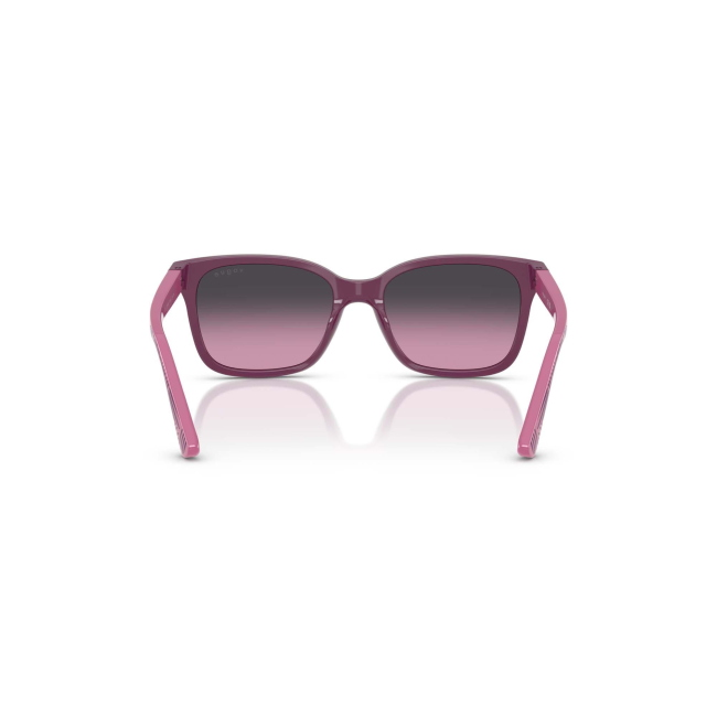 Vogue Kids VJ 2027 col. 3213/4Q è un occhiale da sole in acetato viola scuro e chiaro e calibro 49.