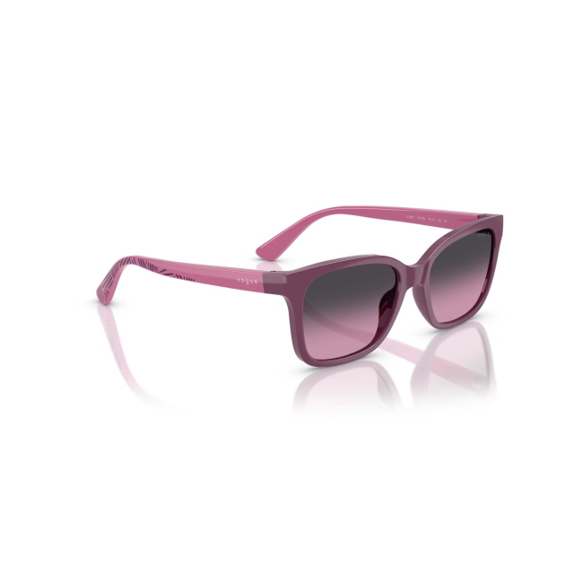 Vogue Kids VJ 2027 col. 3213/4Q è un occhiale da sole in acetato viola scuro e chiaro e calibro 49.