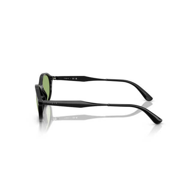 Vogue VO 5625S col. W44/2 è un occhiale da sole in acetato nero lucido e calibro 52.