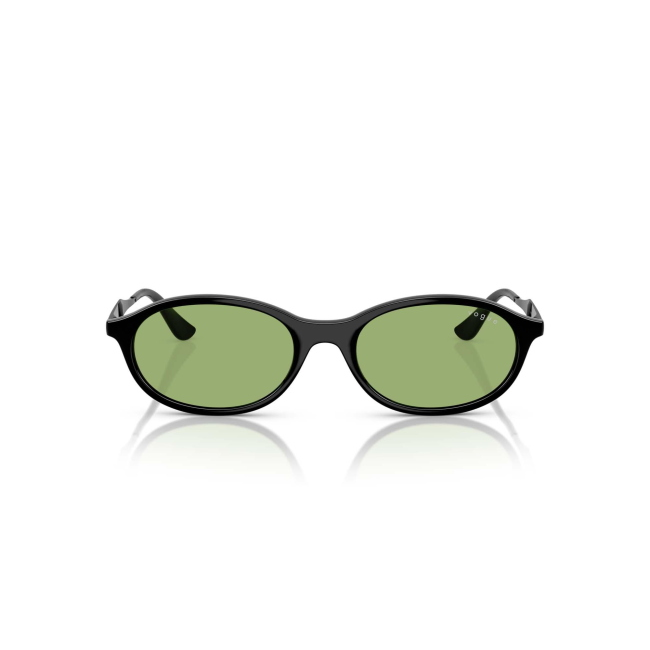 Vogue VO 5625S col. W44/2 è un occhiale da sole in acetato nero lucido e calibro 52.