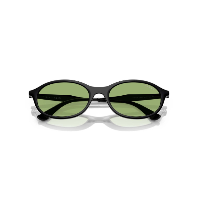 Vogue VO 5625S col. W44/2 è un occhiale da sole in acetato nero lucido e calibro 52.
