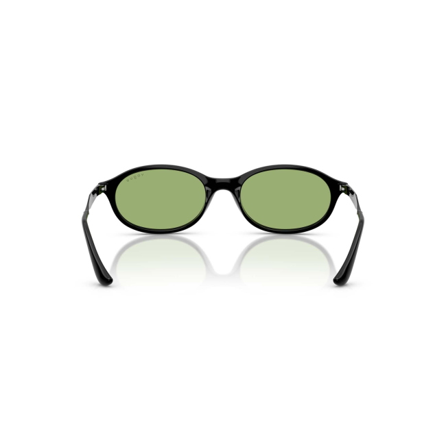 Vogue VO 5625S col. W44/2 è un occhiale da sole in acetato nero lucido e calibro 52.