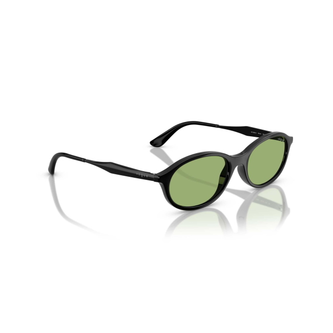 Vogue VO 5625S col. W44/2 è un occhiale da sole in acetato nero lucido e calibro 52.