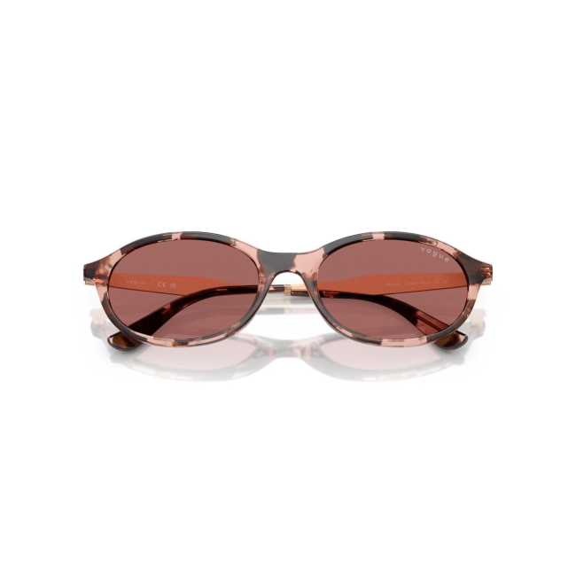Vogue VO 5625S col. 3199/69 è un occhiale da sole in acetato tartarugato rosa e calibro 52.