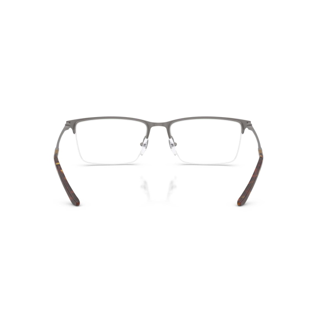 Emporio Armani EA 1171 col. 3003 è una montatura da vista da uomo in metallo canna di fucile opaco grigio, dalla forma rettangolare e calibro 57.