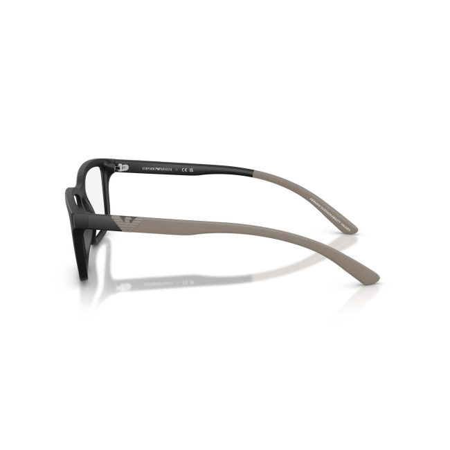 Emporio Armani EA 3259 col. 5001 è una montatura da vista da uomo in acetato nero opaco, dalla forma rettangolare e calibro 56.