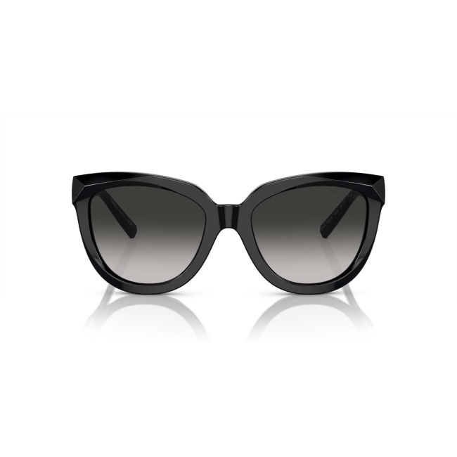Tiffany & Co. TF 4215 col. 8001/3C è un occhiale da sole da donna in acetato nero lucido, dalla forma cat eye e calibro 53.